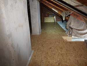 Zateplení stropu rodinného domu pomocí foukané izolace